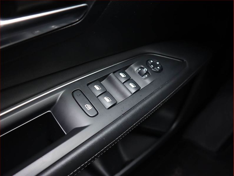 Peugeot 3008 (2019) 1.2 PureTech, Automat - fotka 18 z 21