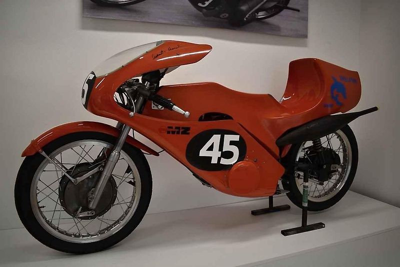 Tovární Jawa 350 pro seriál závodů Mistrovství světa z konce šedesátých lete - zřejmě technicky nejdokonalejší motocykl té doby