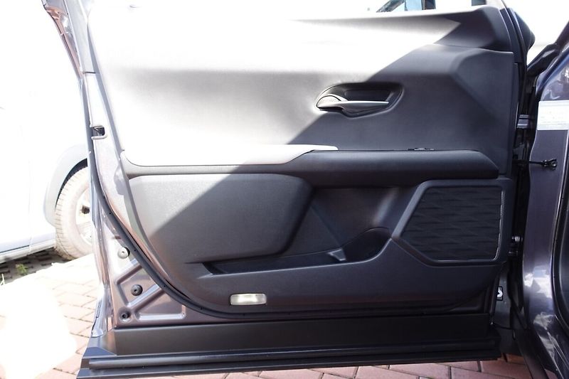 Lexus UX 250h 2,0HSD Special Edition - fotka 10 z 32