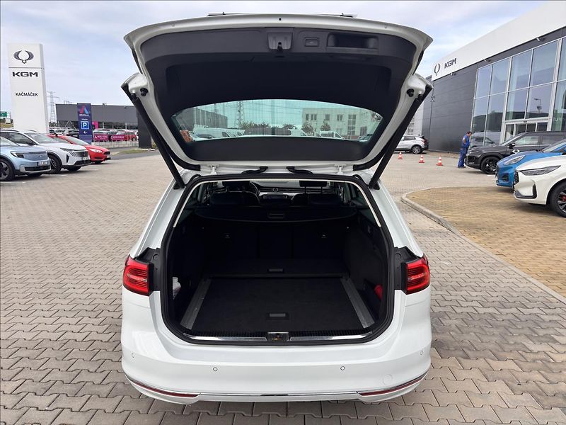 Volkswagen Passat 2,0 TDI 110kW BMT Highline - fotka 11 z 33