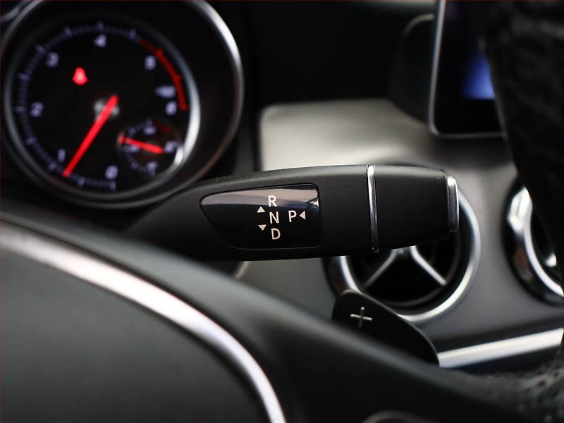 Mercedes-Benz GLA (2018) 200 d 4MATIC, 4X4 - fotka 11 z 19