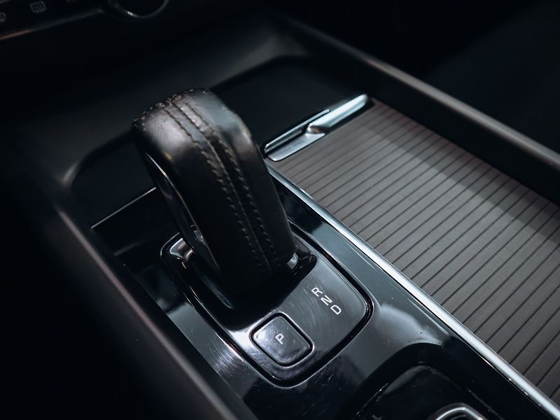Volvo XC60 B4 AWD Momentum Pro - fotka 7 z 28