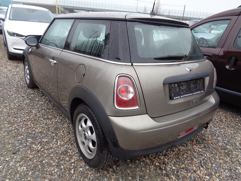 Mini Cooper 1,6 - fotka 13 z 14