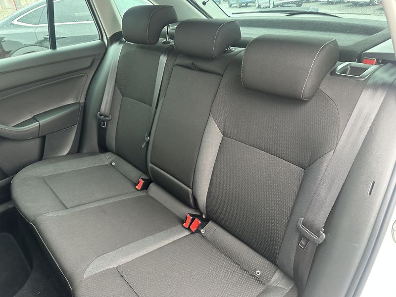 Škoda Rapid (2015) 1.6TDI 66kW ser.knížka - fotka 12 z 23