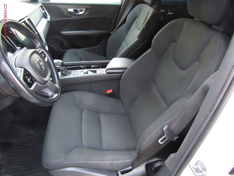 Volvo V60 (2019) 2.0 D4 4x4, Cross Country - fotka 9 z 18