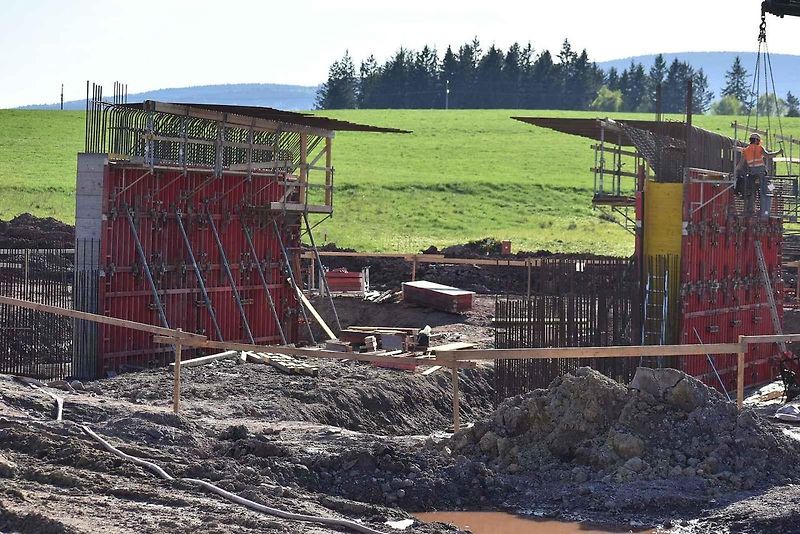 Stavba dálnice D11 v Královci 28. dubna 2025.