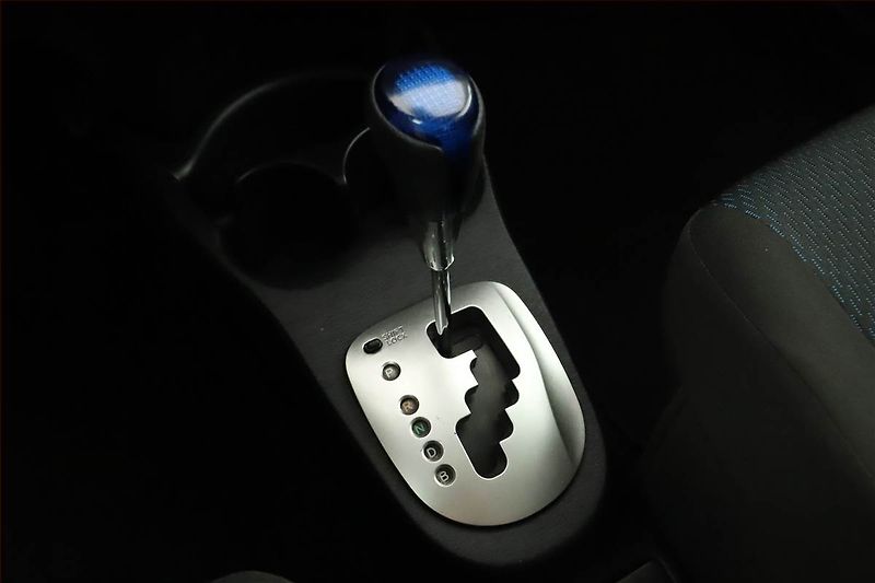 Toyota Yaris (2012) 1.5 Hybrid, Automat, Tempomat - fotka 12 z 14