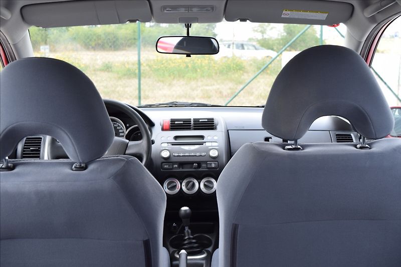 Honda Jazz 1,3 i 57KW NOVÁ STK BEZ KOROZE - fotka 27 z 45