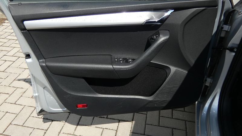 Škoda Octavia Combi 2,0 TDI Ambition - fotka 8 z 24