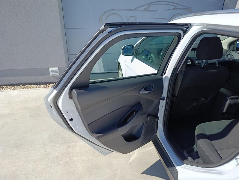 Ford Focus 1.0 ECOBOOST TREND ČR 1.MAJ  - fotka 22 z 27