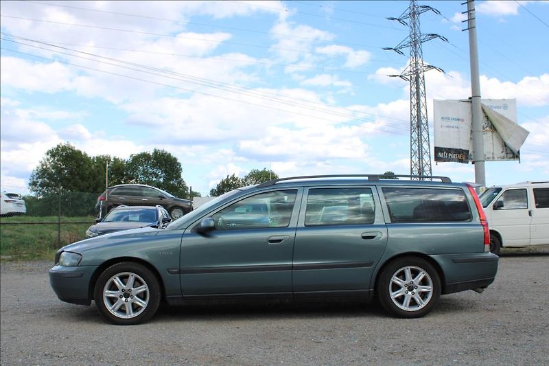 Volvo V70 2,4 D  D5, KLIMA, STK 8/2028 - fotka 8 z 26