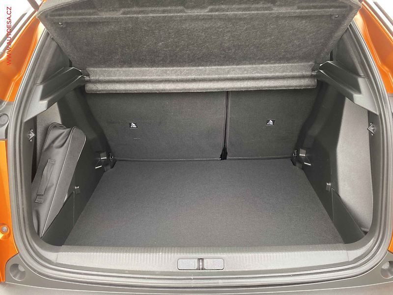 Peugeot 2008 (2021) 1.2 PT, 1.maj,ČR, Active, LED - fotka 7 z 17