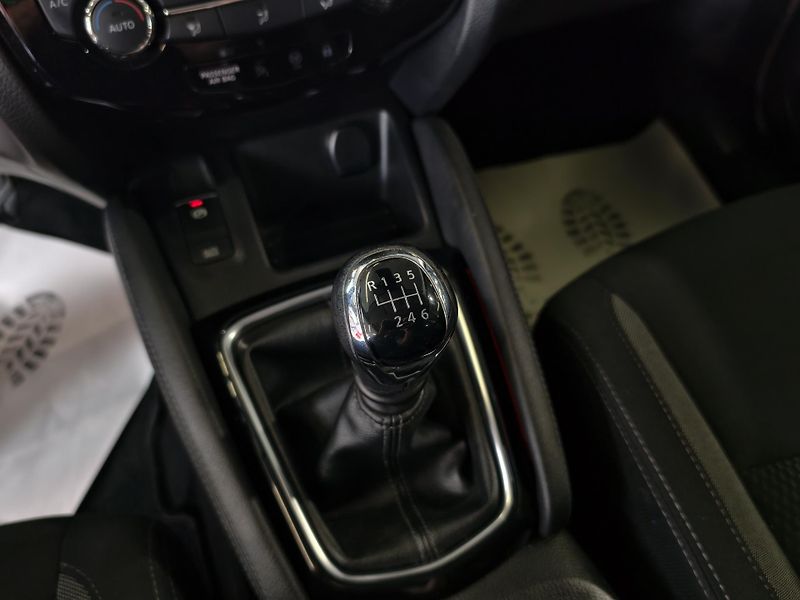 Nissan Qashqai 1.3 DIG-T 103kW KAMERA, PANO - fotka 14 z 25