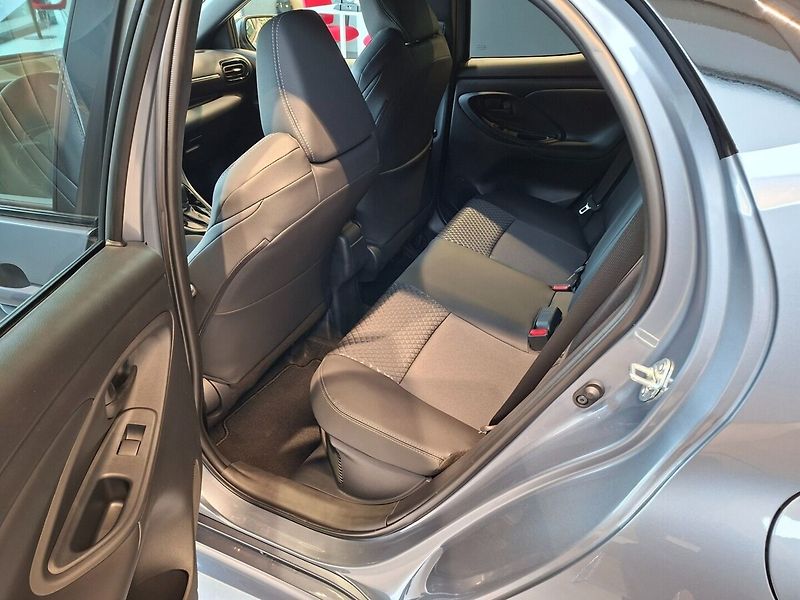 Toyota Yaris 1.5 130K HEV Executive - fotka 7 z 12