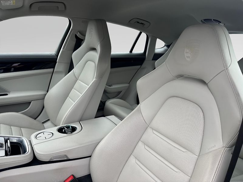 Porsche Panamera 4S - fotka 15 z 30