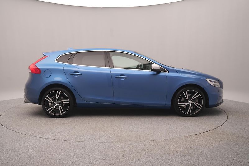 Volvo V40 T3 R-DESIGN AUT REZERVACE - fotka 10 z 47