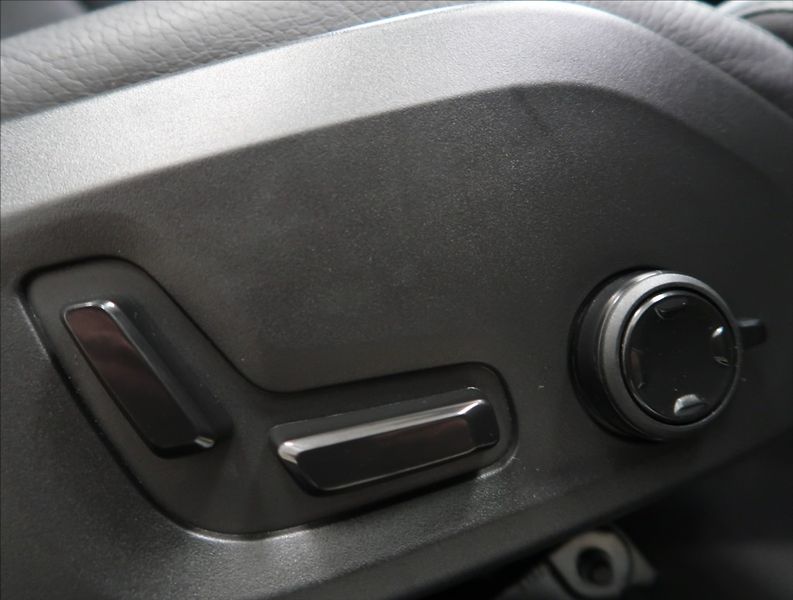 Volvo XC60 2,0 B4 AWD PLUS DARK 1. MAJ ČR - fotka 53 z 55