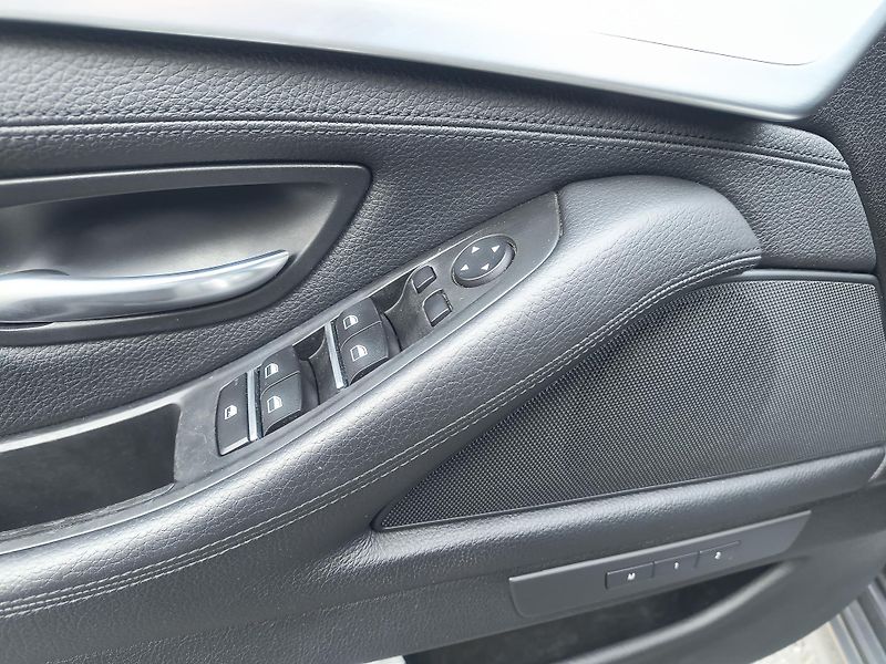 BMW Řada 5 (2014) 525d M xDRIVE/HEAD-UP/PANORAMA - fotka 34 z 61