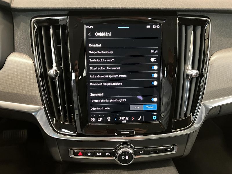 Volvo V90 B4 AWD Momentum PRO AT8, ČR - fotka 34 z 42
