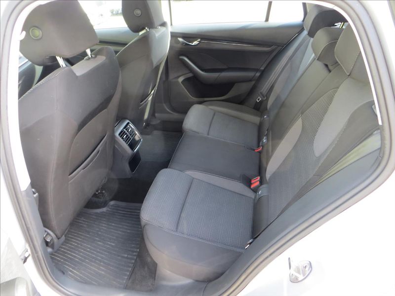 Škoda Octavia 2,0 TDI Ambition ČR - fotka 23 z 24