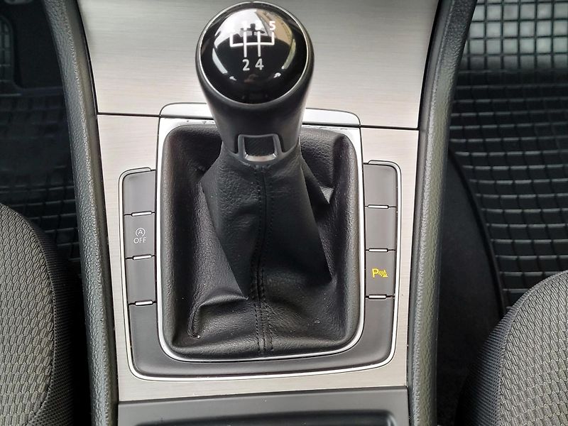 Volkswagen Golf 1,6 TDi CZ*DIGIKLIMA*SERVIS - fotka 31 z 43