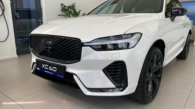 Volvo XC60 (2026) PLUS BLACK EDITION, B5 AWD, 18 - fotka 4 z 14
