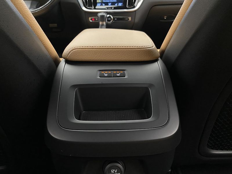 Volvo V60 D4 AWD INSCRIPTION REZERVACE - fotka 30 z 46