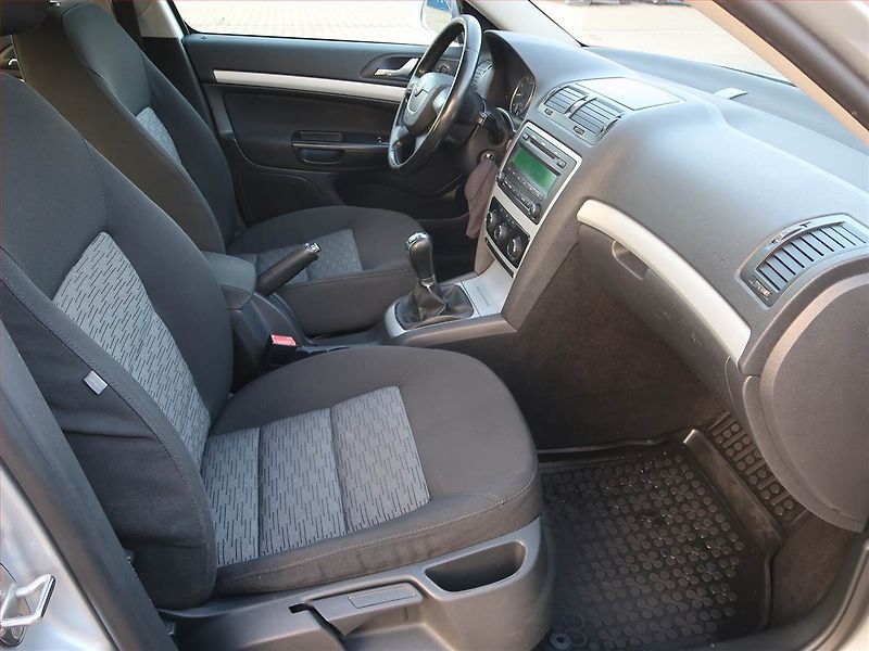 Škoda Octavia (2009) 1.6, Tempomat, Park. senzory - fotka 9 z 16