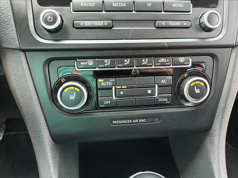 Volkswagen Golf 1,2 TSI,SERVIS,VÝHŘEV,PARKING - fotka 29 z 44