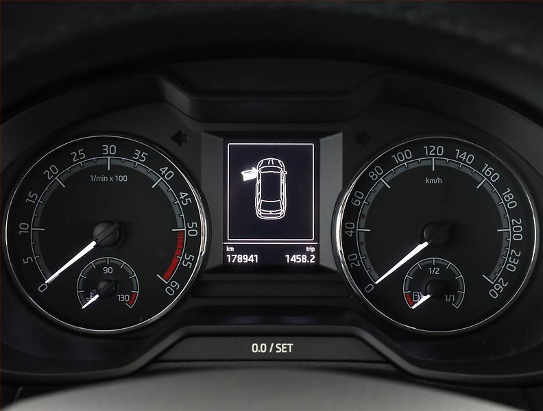Škoda Octavia (2018) 1.6 TDI, Tempomat - fotka 9 z 16