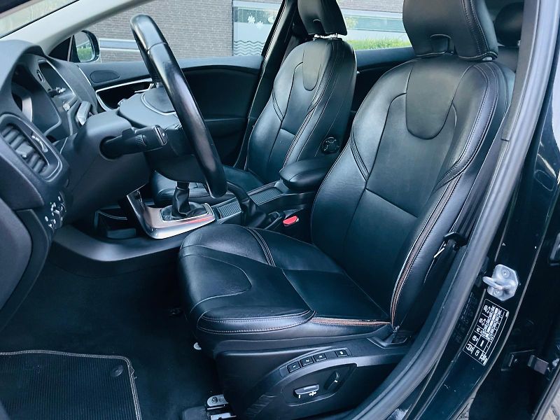 Volvo V40 2.0D3 MANUÁL CROSS SERVISKA  - fotka 29 z 43