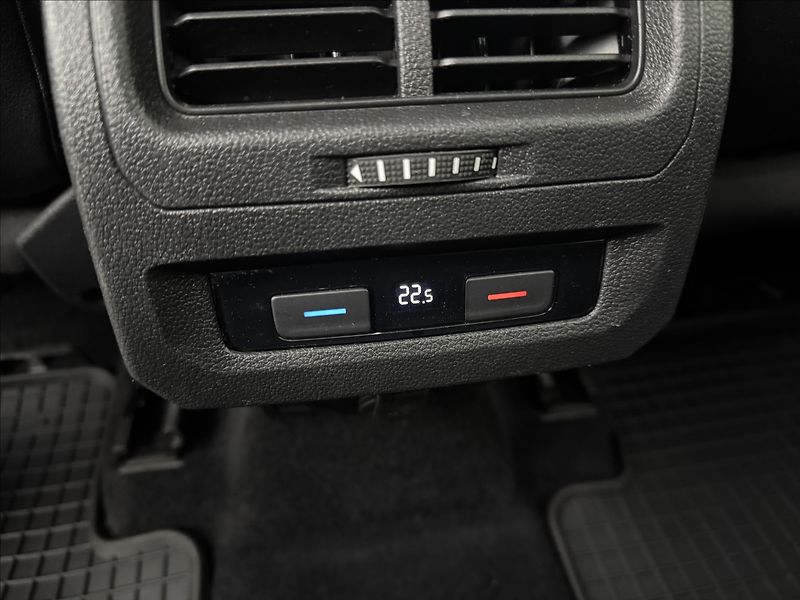 Volkswagen Touran 2,0 110kW DSG 5-MÍST TAŽNÉ ČR - fotka 36 z 41