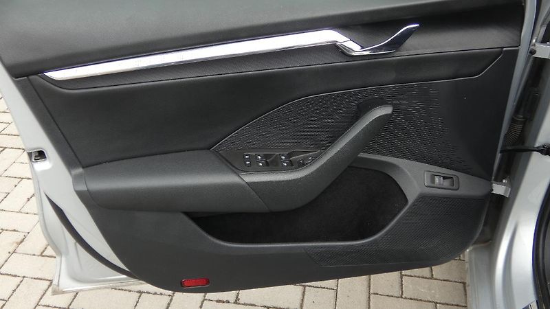 Škoda Octavia Combi 2,0 TDI DSG Style 110 kW - fotka 8 z 25