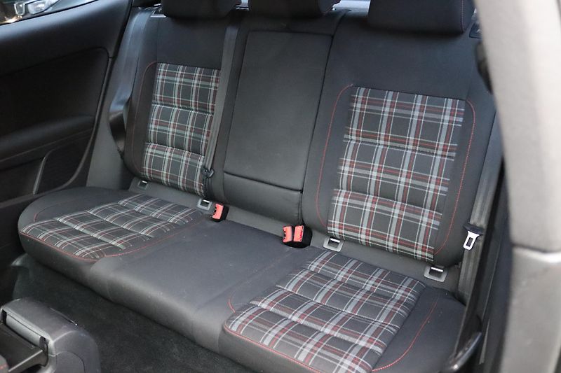 Volkswagen Golf GTI 2.0TSI 147kW - fotka 36 z 47