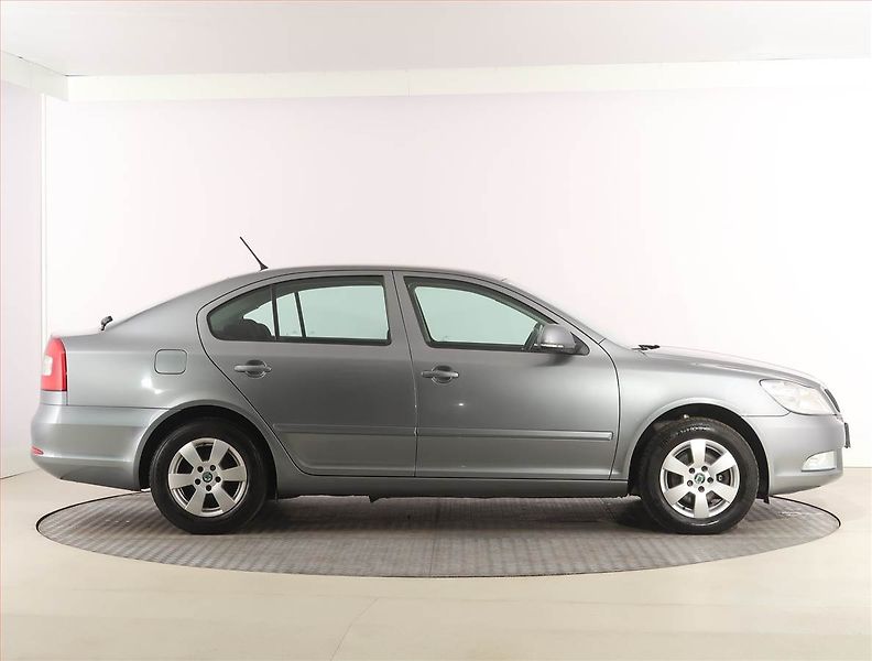 Škoda Octavia (2011) 1.6 TDI, Tempomat - fotka 6 z 18