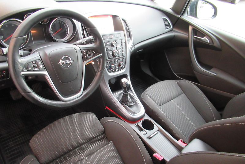 Opel Astra ST 1.6 CDTi KLIMA NAVI TAŽNÉ - fotka 14 z 23