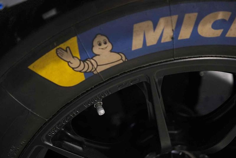 Instalace modelu stavebnice Peugeot Le Mans za účasti designera společnosti Lego.