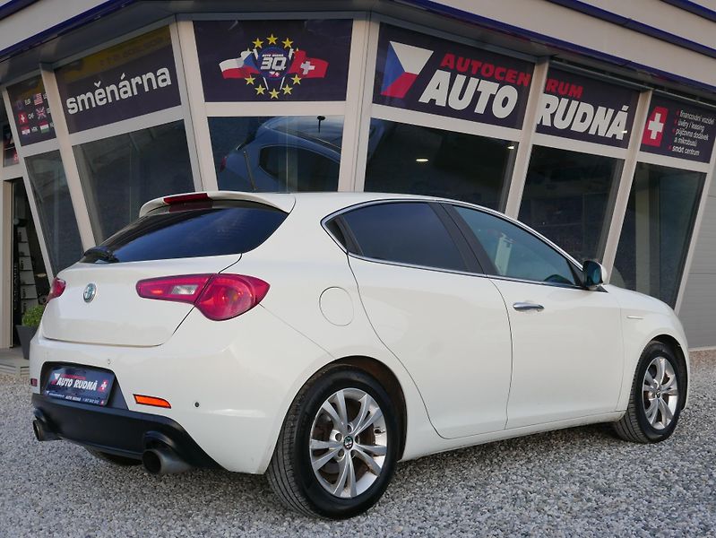 Alfa Romeo Giulietta 1,4 TB 125kW Navi Panorama - fotka 10 z 37