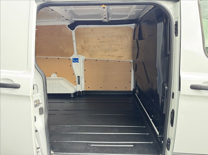 Ford Transit Custom 2,0 TDCi L1H1 DPH 1.maj ČR - fotka 17 z 50