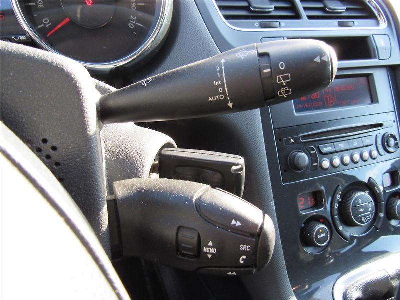 Peugeot 5008 2,0 HDi 110kW - fotka 18 z 23