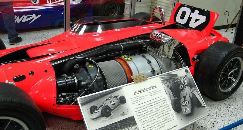 Parnelli Jones za volantem vozu Ford Mustang Boss 302.