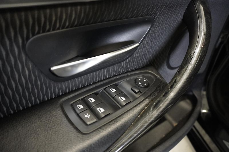 BMW Řada 3 320i LUXURY LINE AUTOMAT - fotka 12 z 35