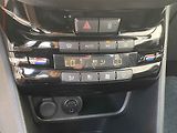 Peugeot 2008 (2018) 1.2PT, ČR, Allure - náhled 15
