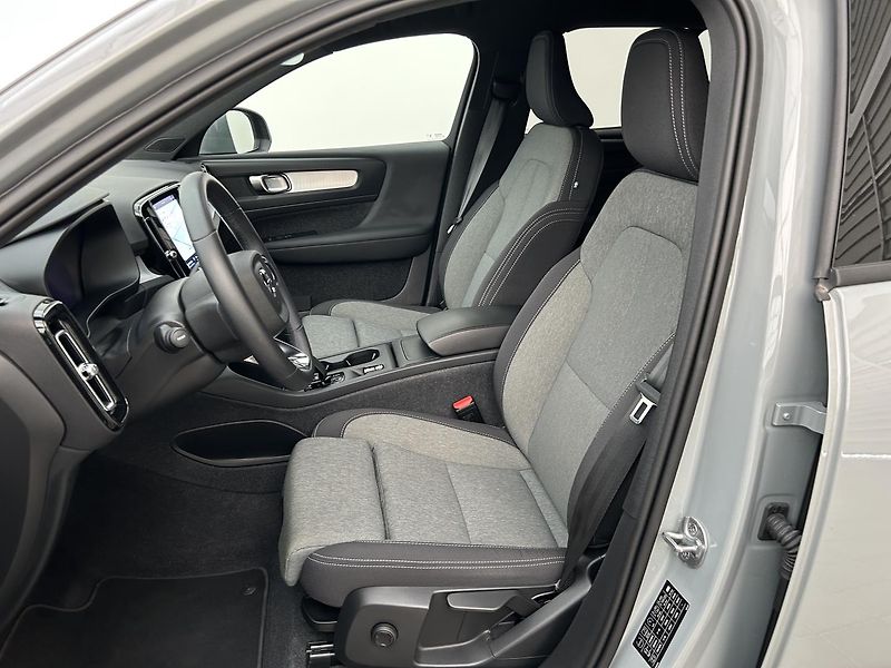 Volvo XC40 2.0 B3 CORE - fotka 11 z 28