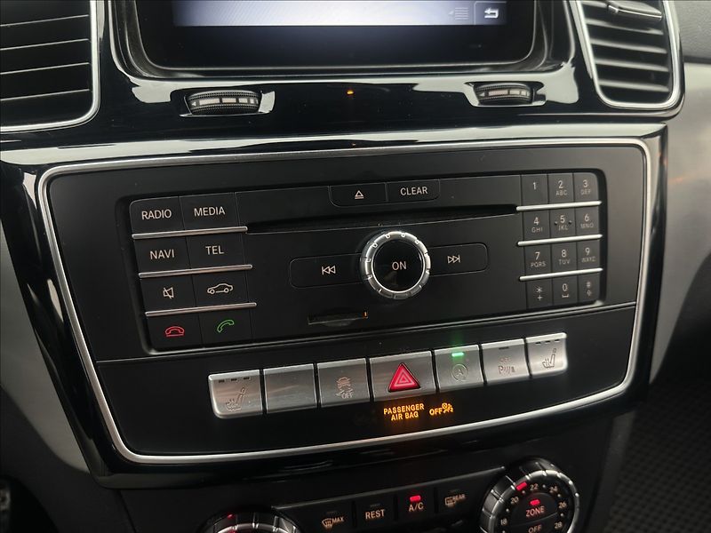 Mercedes-Benz GLE 3,0 AMG 4X4 LED DPH PANO TAŽNÉ - fotka 24 z 46