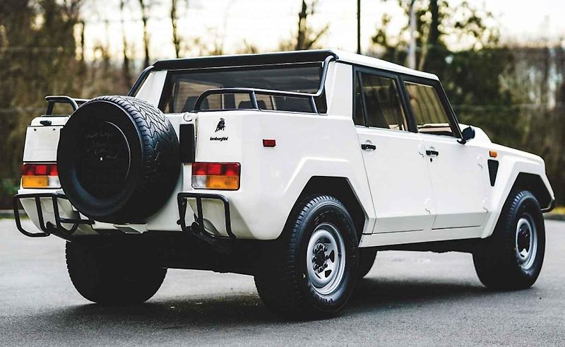 LM002 patří mezi vzácné modely italské automobilky