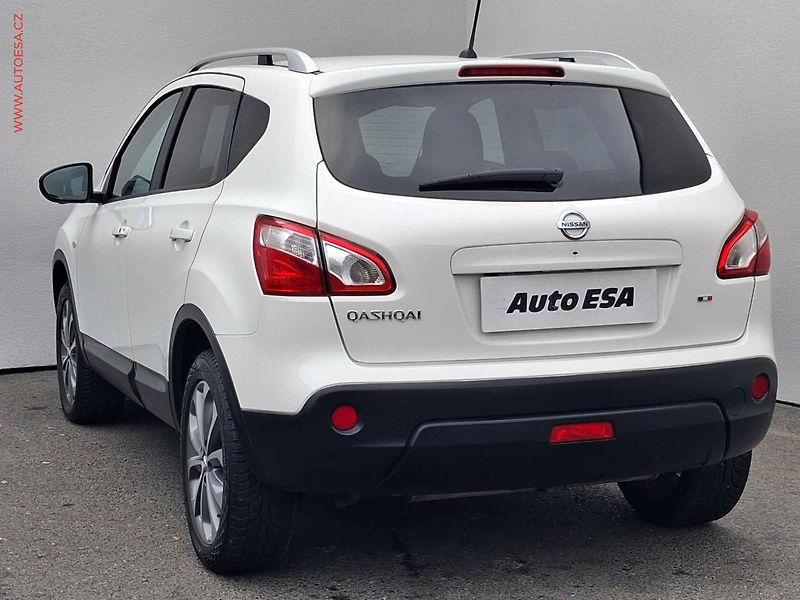 Nissan Qashqai (2012) 2.0 4x4, Tekna, xenon, navi - fotka 6 z 19