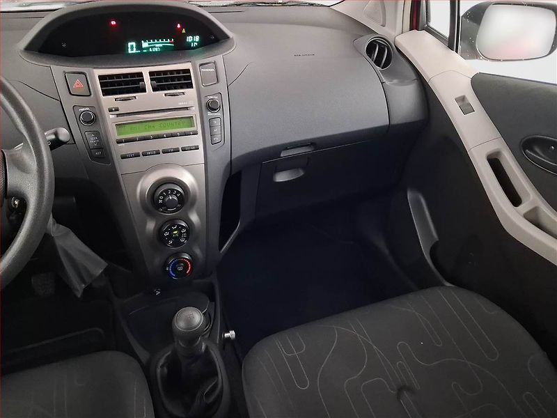 Toyota Yaris (2009) 1.0 VVT-i - fotka 8 z 17