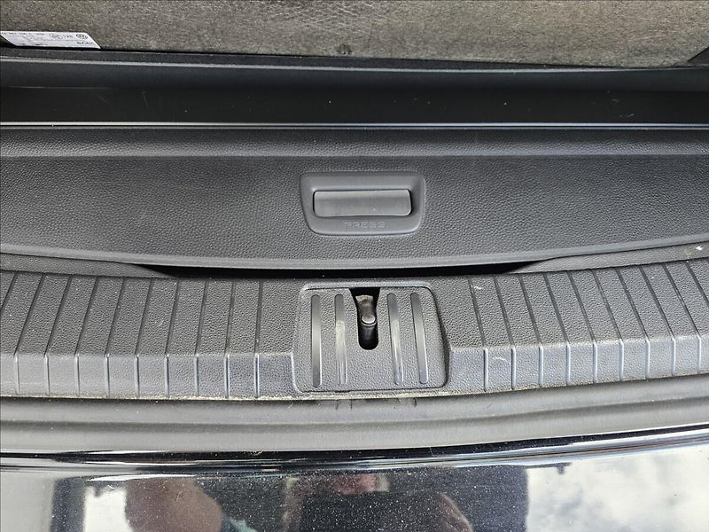Volkswagen Touran 1,4 Tsi 110KW DSG Sound 7MÍST - fotka 33 z 47