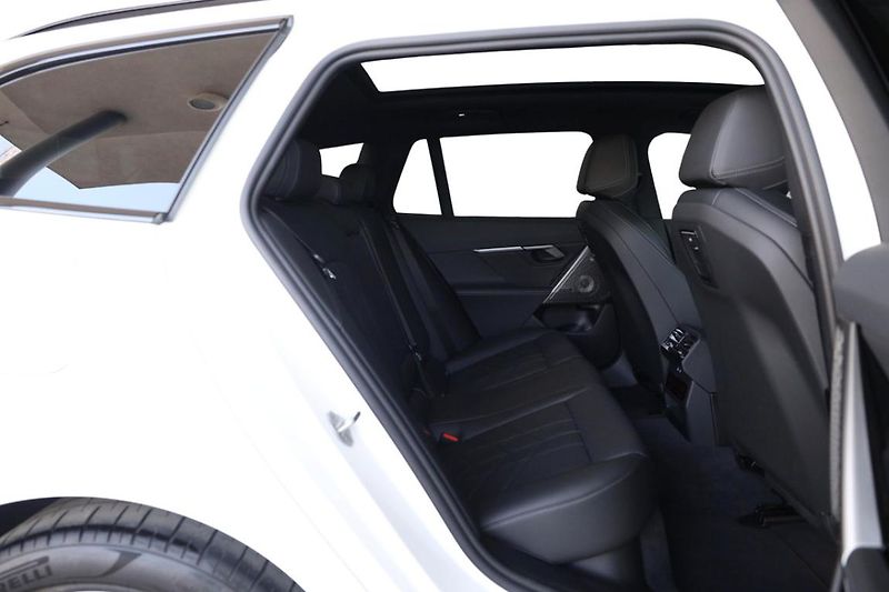 BMW Řada 5 550e xDrive Touring - fotka 6 z 33